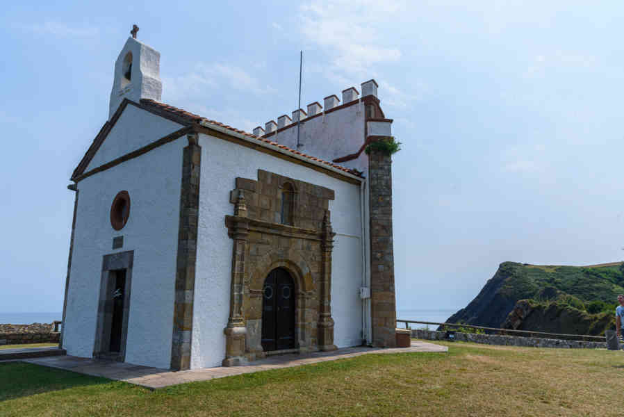 Principado de Asturias 069 - Ribadesella - ermita de Guia.jpg